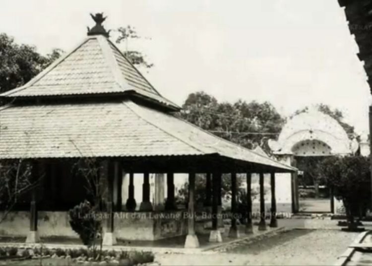 LANGGAR alit dan lawang buk bacem di Karaton Cirebon. Foto diambil sekira tahun 1930-1940. (foto fornews.co/capture)