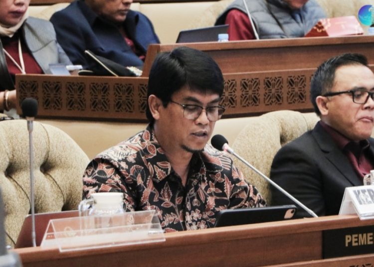 Plt Kepala BKN, Haryomo Dwi Putranto, saat berbicara pada RDP dengan Komisi I DPR RI bersama perwakilan Kementerian PANRB di Gedung DPR RI, Rabu (1701/2024). (fornews.co/humas BKN)