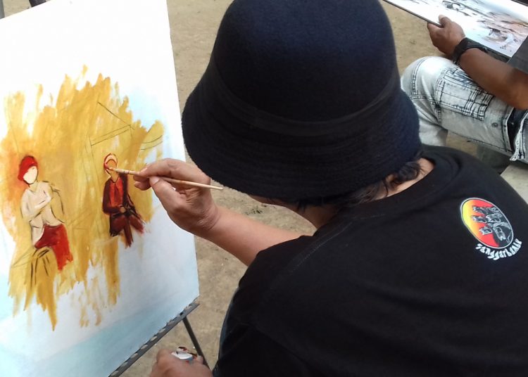 SEORANG pelukis on the spot di acara ikrar Sanggarbambu ke-60 beberapa waktu lalu di Pendapa Nasirun, Kasongan, Bantul. (foto fornews.co/ilustrasi/adam)