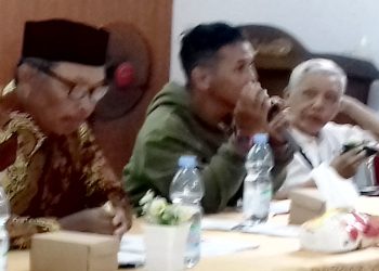 NARASUMBER Forum Group Discussion (FGD) Revitalisasi Agro Science Techno Park (ASTP) dari kanan Profesor Dr Suratman MSc, Azzam Sauki Adham dan Kepala Desa Padiyo pada Sabtu, 20 Januari 2024, di Balai Desa Jimbung, Kecamatan Kalikotes, Kabupaten Klaten, Jawa Tengah. (foto fornews.co/adam)