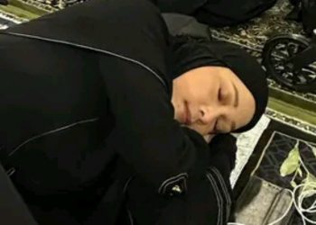 MAIA ESTIANTY tertidur di Raudhah menunggu waktu Subuh usai tahajud, 21 Oktober 2023. (foto fornews.co/maia)