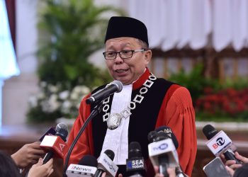 Arsul Sani membeerikan keterangan pers usai mengucapkan sumpah sebagai Hakim MK, di Istana Negara, Jakarta, Kamis (18/01/2023). (fornews.co/Humas Setkab)