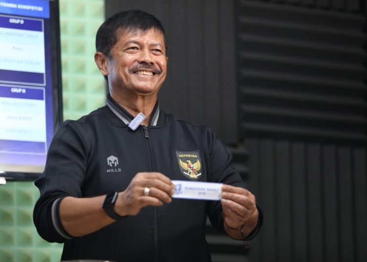 Direktur Teknik PSSI, Indra Sjafri, saat mengambil undian salah satu kelompok umur Piala Soeratin seri nasional, Selasa (9/1/2024). (fornews.co/ist)