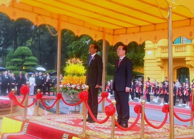 Presiden Jokowi bersama Presiden Vietnam Vo Van Thuong, sebelum melakukan pertemuan bilateral di Istana Kepresidenan, Hanoi, Vietnam, Jumat (12/01/2024). (fornews.co/tangkap layar)