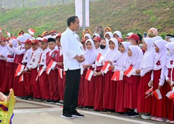 Presiden Jokowi menyapa murid-murid SD disela-sela meresmikan Jalan Tol Pamulang-Cinere-Raya Bogor di Gerbang Tol Limo Utama, Kota Depok, Jawa Barat, Senin (08/01/2024). (fornews.co/tangkap layar)
