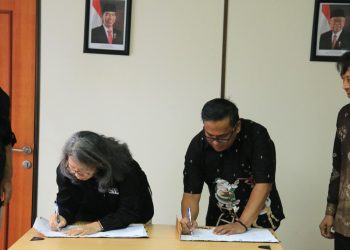 Kadiskominfo Muba, Herryandi Sinulingga AP dan Kepala Pusat Data dan Sistem Informasi BP Batam, Sylvia Jeannette Malaihollo, saat menandatangani kerjasama di Kantor BP Batam, Kamis (11/1/2024). (fornews.co/ist)