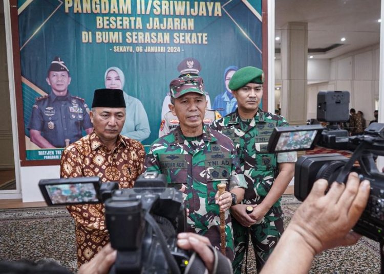 Pangdam II/Sriwijaya Mayjen TNI Yanuar Adil, didampingi Pj Bupati Muba, Apriyadi, saat memberikan keterangan pers usai kunjungan kerja ke Muba, Sekayu, Jumat (05/01/2023). (fornews.co/ist)