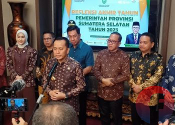 Pj Gubernur Sumsel, Agus Fatoni saat memberikan keterangan pers usai aca Refleksi Akhir Tahun Capaian Kinerja Pembangunan Provinsi Sumsel Tahun 2023 di Griya Agung Palembang, Minggu (31/12/2023). (fornews.co/sidratul muntaha)