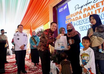 Pj Gubernur Sumsel Agus Fatoni menyaksikan Pj Wako Palembang, Ratu Dewa menyerahkan bansos kepada keluarga penerima manfaat bagi anak stunting di halaman Rumah Dinas Walikota Palembang, Jumat (26/1/2024). (fornews.co/ist)