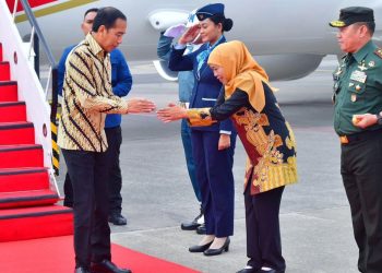 Presiden Jokowi disambut Gubernur Jawa Timur (Jatim) Khofifah Indar Parawansa saat tiba Bandar Udara Internasional Juanda, Sidoarjo, Senin (15/01/2024), untuk menghadiri Konvensi Kampus XXIX dan Temu Tahunan XXV FRI 2024 di Graha Unesa kampus Lidah Wedan, Surabaya. (fornews.co/tangkap layar)