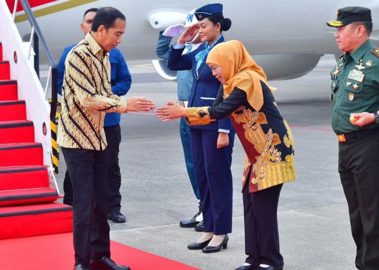 Presiden Jokowi disambut Gubernur Jawa Timur (Jatim) Khofifah Indar Parawansa saat tiba Bandar Udara Internasional Juanda, Sidoarjo, Senin (15/01/2024), untuk menghadiri Konvensi Kampus XXIX dan Temu Tahunan XXV FRI 2024 di Graha Unesa kampus Lidah Wedan, Surabaya. (fornews.co/tangkap layar)
