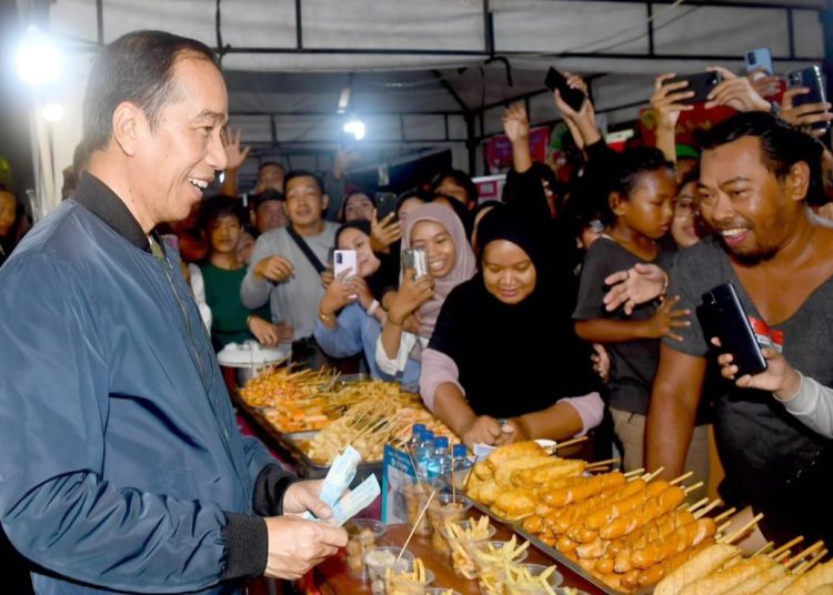 Presiden Jokowi membeli dagangan stan UMKM Pasar Malam saat berada di Pasar Pon, Kota Surakarta, Jawa Tengah, Minggu (31/12/2023) malam. (fornews.co/tangkap layar)