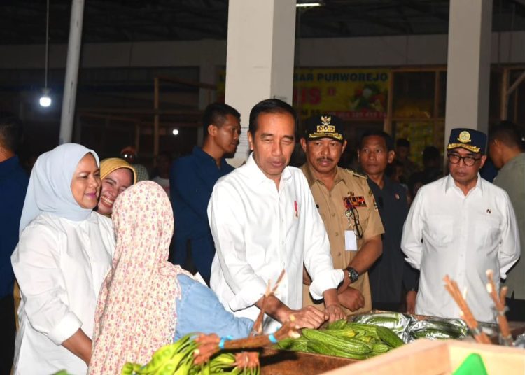 Presiden Jokowi dan ibu negara saat berdialog dengan pedagang Pasar Purworejo, Kabupaten Purworejo, Jawa Tengah, Selasa (02/01/2023). (fornews.co/tangkap layar)