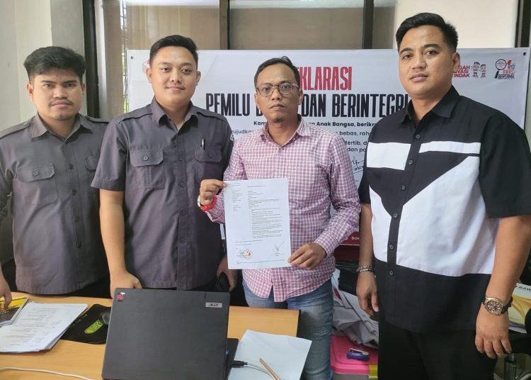 Tim Advokasi Hukum DPD Persaudaraan 98 Sumsel, Arya Aditya SH (kanan) saat mendampingi Sumardi, melaporkan dugaan pengrusakan APK oleh Bawaslu Lahat di Sentra Gakkumdu Sumsel, Palembang, Selasa (2/1/2024). (fornews.co/ist)