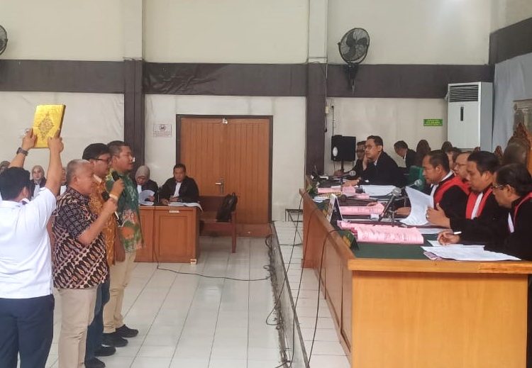 Tiga saksi yang dihadirkan JPU pada Sidang lanjutan perkara dugaan korupsi dalam proses akuisisi saham PTBA, diambil sumpah saksi, pada sidang di PN Palembang, Senin (15/1/2024). (fornews.co/sidratul muntaha)