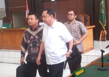 Mantan Dirut PT SMS, Sarimuda, bersama penasehat hukumnya, usai sidang perdana perkara dugaan korupsi pengangkutan batubara pada BUMD Pemprov Sumsel di PN Klas 1A Khusus Palembang, Senin (29/1/2024). (fornews.co/ist)