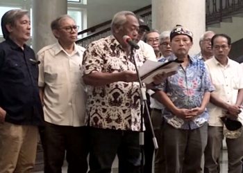 MELALUI petisi Civitas Akademika Universitas Gadjah Mada (UGM) memdesak Presiden Joko Widodo (Jokowi) kembali kepada moral demokrasi yang dibacakan di Bulaksumur, Kampus UGM pada Rabu, 31 Januari 2024. (foto fornews.co/adam)