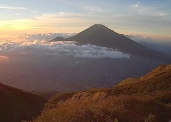 GUNUNG Sindoro di Provinsi Jawa Tengah. (foto fornews.co/grasindo)