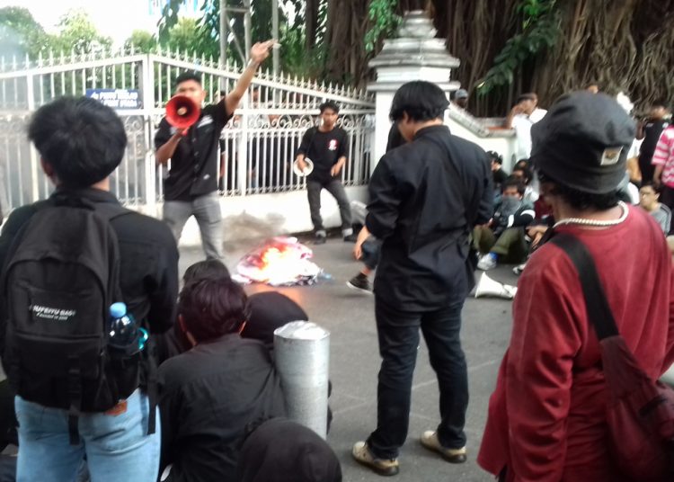 MAHASISWA saat aksi unjuk rasa di depan gerbang gedung DPRD Daerah Istimewa Jogjakarta (DIJ) di kawasan Malioboro, Jum'at sore, 9 Februari 2024. (foto fornews.co/adam)