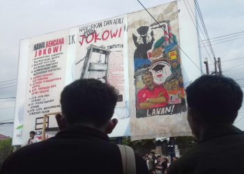 TIGA mural yang berisi ilustrasi kritikan dan tuntutan terhadap Presiden Joko Widodo yang dinilai rakyat telah merusak demokrasi di Indonesia. (foto fornews.co/adam)