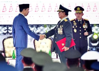 Presiden Jokowi menyalami Menhan Prabowo Subianto, usai
penganugerahan pangkat kehormatan secara istimewa berupa Jenderal TNI di Markas Besar TNI, Cilangkap, Jakarta, Rabu (28/02/2024). (fornews.co/tangkap layar)