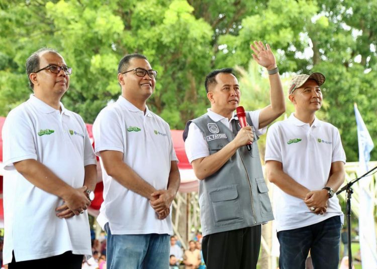 Pj Gubernur Sumsel, Agus Fatoni bersama Kepala BI Perwakilan Sumsel, Ricky Perdana Gozali, saat melaunching GSMP Goes to School and Goes to Office, di Plaza Stadion Gelora Sriwijaya JSC Palembang, Minggu (25/2/2024). (fornews.co/ist) 