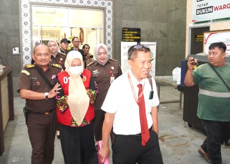 Tipidsus Kejati Sumsel menahan tersangka kasus dugaan tipikor penjualan aset Yayasan Batanghari Sembilan berupa asrama mahasiswa di Yogyakarta, Senin (26/2/2024) malam. (fornews.co/ist)  