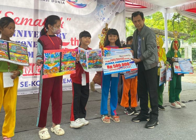 Bendahara Umum PWI Sumsel, Rizal Aprizal, saat menyerahkan hadiah pada pemenang Lomba mewarnai Tingkat SD se-Kota Palembang di KIF Park, Minggu (25/2/2024). (fornews.co/ist)