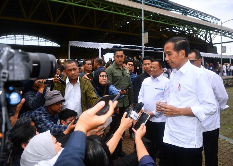 Presiden Jokowi saat menjawab pertanyaan media di Gedung Bale Rame, Kabupaten Bandung, Sabtu (03/02/2024). (fornews.co/BPMI Setpres/Rusman)