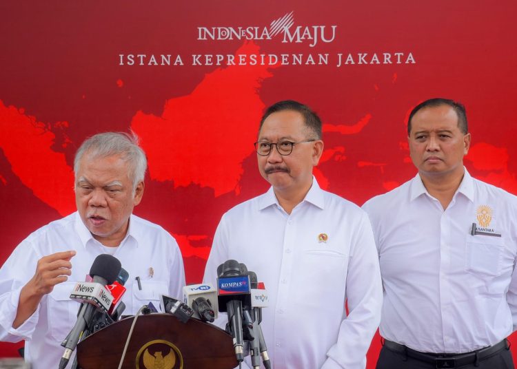 Menteri PUPR Basuki Hadimuljono dan Kepala Otoritas IKN saat memberi keterangan pers, usai ratas bersama Presiden Jokowi, di Istana Merdeka, Jakarta, Rabu (13/03/2024). (fornews.co/Humas Setkab/Seno)