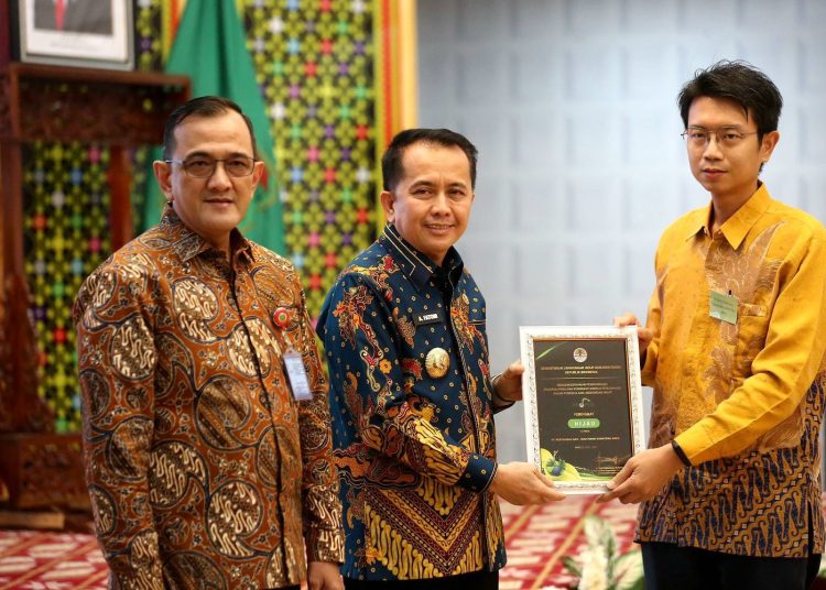 Pj Gubernur Sumsel, Agus Fatoni saat menyerahkan sertifikat proper periode 2022-2023 peringkat hijau kepada salah satu Perusahaan Swasta Peduli Kelestarian Lingkungan, di Griya Agung, Jumat (29/3/2024). (fornews.co/ist)