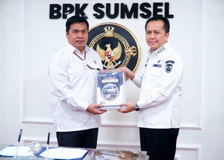 Pj Gubernur Sumsel Agus Fatoni menyerahkan LKPD Tahun Anggaran 2023 kepada Kepala BPK RI Perwakilan Sumsel, Andri Yogama, di Gedung BPK Perwakilan Sumsel, Palembang, Rabu (13/3/2024). (fornews.co/ist)