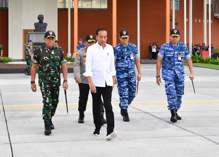 Presiden Jokowi saat melakukan kunjungan kerja meninjau alutsista TNI di Pangkalan TNI AU Iswahjudi, Kabupaten Magetan, Jumat (08/03/2024). (fornews.co/BPMI Setpres)
