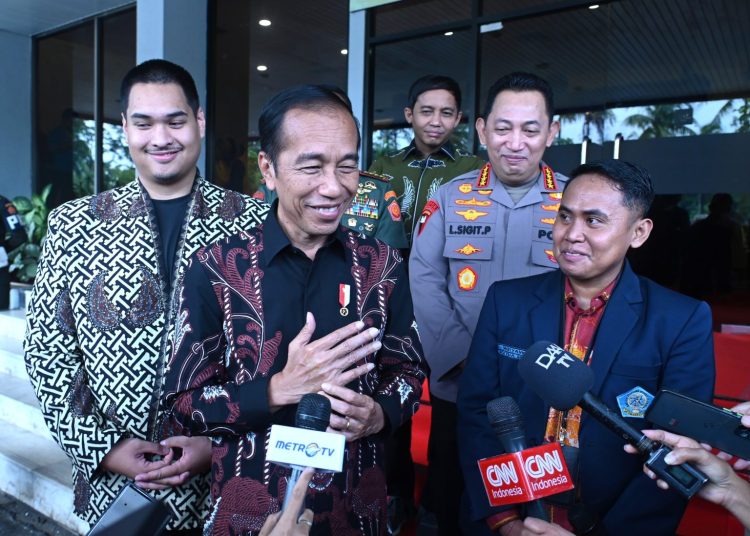 Presiden Jokowi saat menjawab pertanyaan awak media, pers usai membuka Kongres Hikmahbudhi XII Tahun 2024, di Mercure Convention Center, Jakarta, pada Kamis (28/03/2024). (fornews.co/ BPMI Setpres)