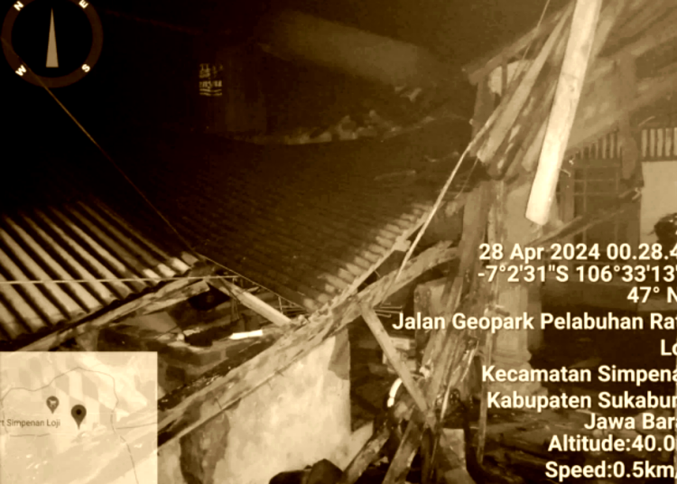 DAMPAK gempa bumi 6,2 skala rihter pada Sabtu malam, 27 April 2024, merobohkan rumah warga di Kabupaten Sukabumi. (foto fornews.co/bpbd sukabumi)
