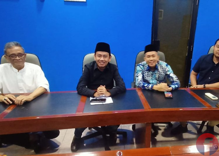 Ketua Pelaksana Penjaringan Cawako Palembang DPD PAN Palembang, Ruspanda Karibullah, didampingi Aziz Kamis, Sudirman, saat memberi keterangan pers, Senin (29/4/2024). (fornews.co/sidratul muntaha)