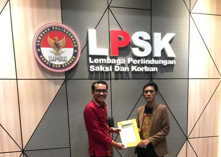 Ketua Tim Kuasa Hukum pihak Debt Collector, Mualimin, SH, saat menyerahkan permohonan ke LPSK RI di Jakarta, Senin (22/4/2024) kemarin. (fornews.co/ist)