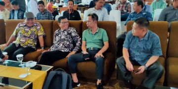 Ketua Umum PWI, Hendry Ch Bangun bersama Bendahara PWI Sumsel, Rizal Afrizal, pada penutupan UKW angkatan 45-46 di Hotel Beston Palembang, Sabtu (27/4/2024). (fornews.co/ist)