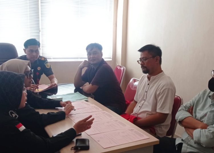 Tiga tersangka kasus dugaan korupsi pemenuhan kewajiban perusahaan tahun 2019 sampai 2021 ditahan Kejati Sumsel di Rutan Pakjo Palembang, Selasa (30/4/2024). (fornews.co/ist)