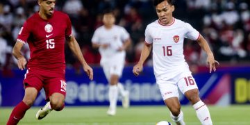 Pemain Timnas U-23 saat menguasai bola dari pemain Qatar U-23, pada laga perdana Grup A AFC U-23 Asian Cup Qatar 2024, di Stadion Jassim bin Hamad, Doha, Senin (15/4/2024). (fornews.co/ist)
