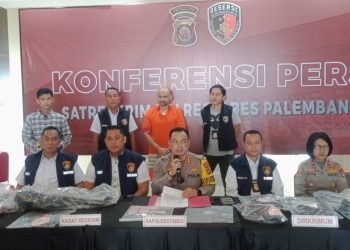 Kapolrestabes Palembang, Kombes Pol Harryo Sugihartono, saat memberikan keterangan pers terkait tersangka pembobol mesin ATM BSB, di Mapolrestabes Palembang, Senin (8/4/2024). (fornews.co/ist)