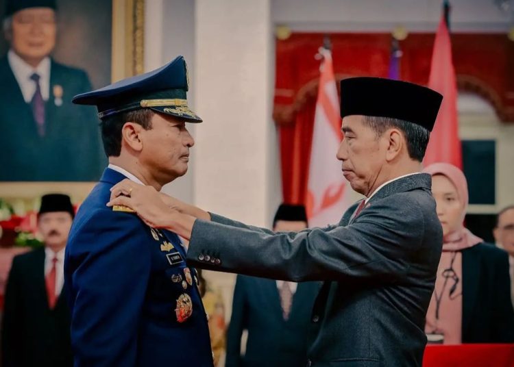 Presiden Jokowi saat melantik Marsdya TNI Mohamad Tonny Harjono sebagai KSAU, di Istana Negara, Jakarta, Jumat (5/4/2024). (fornews.co/tangkap layar)