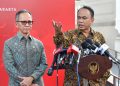 Menkominfo Budi Arie Setiadi dan Ketua Dewan Komisioner OJK Mahendra Siregar memberikan keterangan pers di Kompleks Istana Kepresidenan Jakarta, Kamis (18/04/2024). (fornews.coHumas Setkab/Jay)