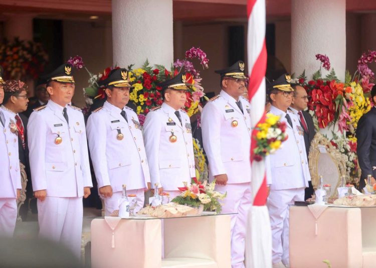 Pj Gubernur Sumsel, Agus Fatoni (tengah), saat menghadiri Puncak peringatan Hari Otonomi Daerah XXVIII tahun 2024 Tingkat Nasional di Balai Kota Surabaya, Jawa Timur, Kamis (25/4/2024). (fornews.co/ist)