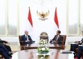 Presiden Jokowi dan CEO Apple Tim Cook bersama delegasi, saat berbiara pada pertemuan di Istana Merdeka, Jakarta, pada Rabu (17/04/2024). (fornews.co/tangkap layar)