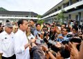 Presiden Jokowi saat memberikan keterangan pers kepada media, di SMKN 1 Rangas, Mamuju, Sulawesi Barat, Selasa (23/04/2024). (fornews.co/BPMI Setpres)