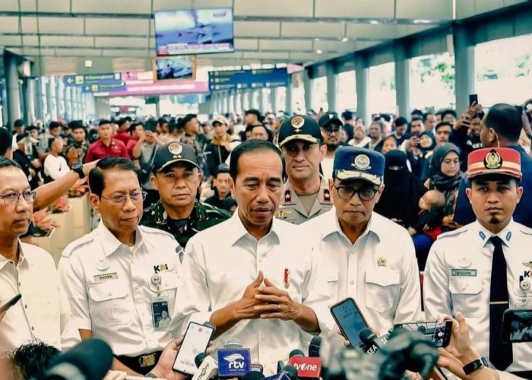 Presiden Jokowi didampingi Menteri Perhubungan, Budi Karya Sumadi, saat memberikan kepada awak media, saat meninjau arus mudik Lebaran di Stasiun Pasar Senen, Jakarta, Senin (08/04/2024). (fornews.co/tangkap layar)