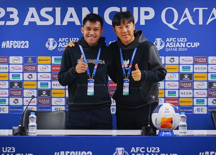 Pelatih Timnas Indonesia U-23 Shin Tae-yong bersama gelandang Witan Sulaeman, jelang laga semifinal di Abdullah bin Khalifa Stadium, Senin (29/4/2024) ini. (fornews.co/ist)