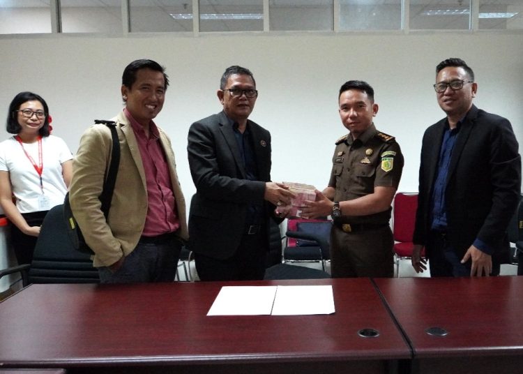 Tim Penyidik Pidsus Kejati Sumsel menerima uang pengembalian kerugian keuangan negara dari Penasehat Hukum terdakwa NW, di Kantor Kejati Sumsel, Senin (1/4/2024). (fornews.co/ist)