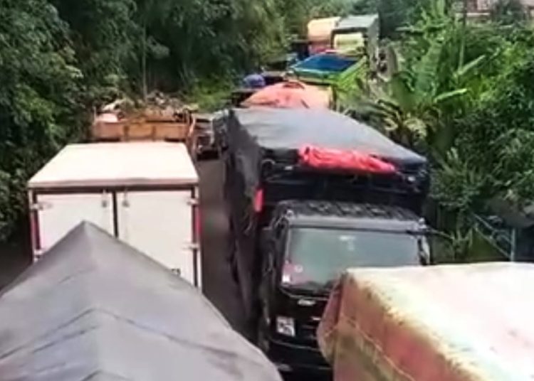 Tampak kemacetan yang disebabkan ramainya angkutan batubara yang melewati kawasan Kecamatan Tanjung Agung, Kabupaten Muara Enim, beberapa waktu lalu. (fornews.co/tangkap layar)